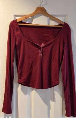 Long sleeve burgundy crop top