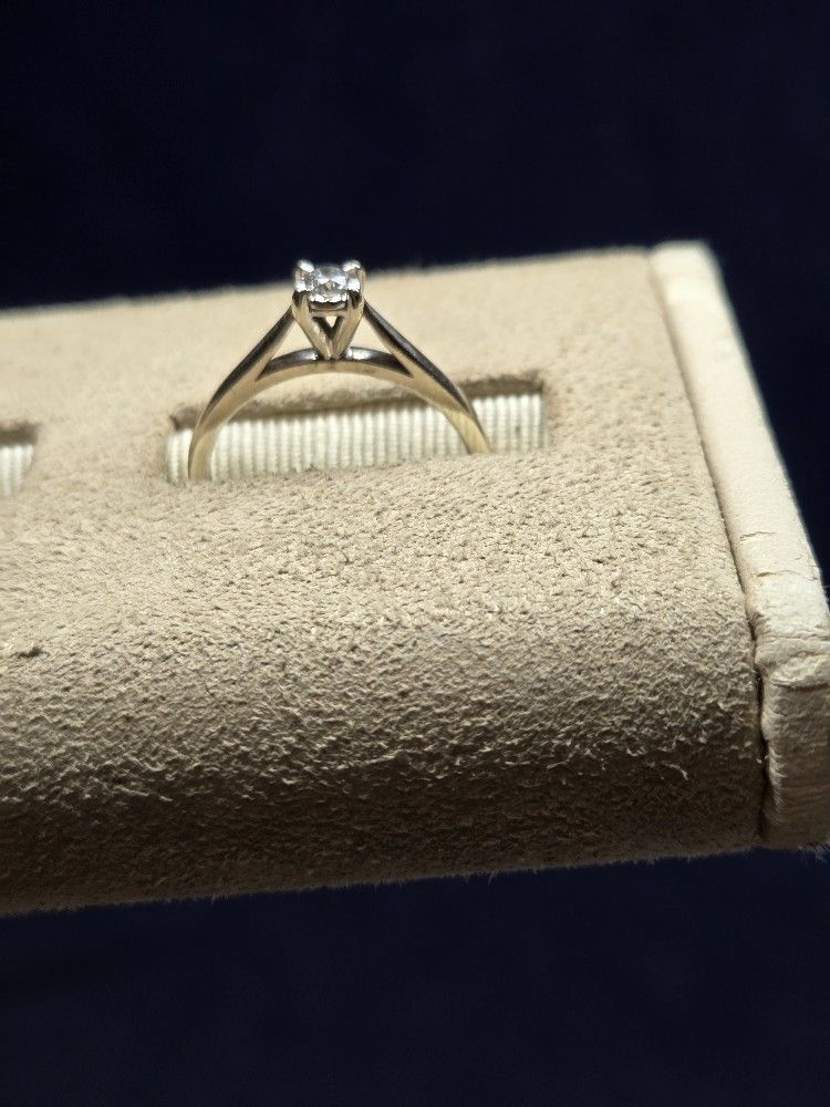 One 10k White Gold 0.10ct Diamond Ring