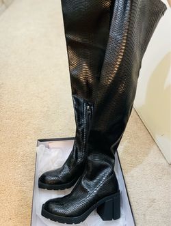 Black snakeskin-effect leather boots
