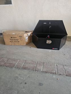 NEW TRAILER TOOL BOX TONGHE COLOR BLACK ALUMINIUM DIAMOND COMES WITH 2 KEYS DIMENSIONS SHOW IN THE PICTURES 39" FOR ANY QUESTION TEXT ME PLEASE HABLO 