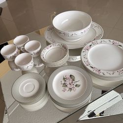 22  pieces dinnerware set
