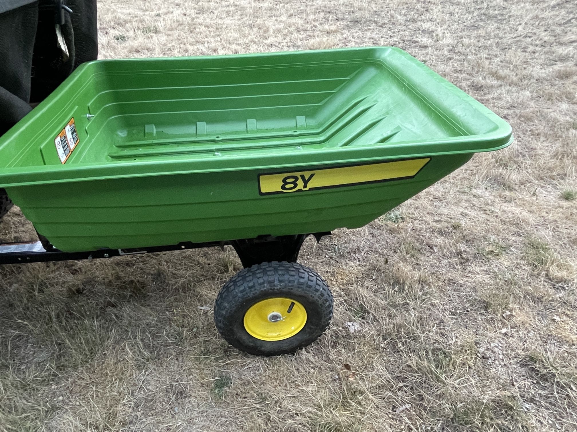 JOHN DEERE E170 Riding Lawn Mower With Bagging System And Trailer Low