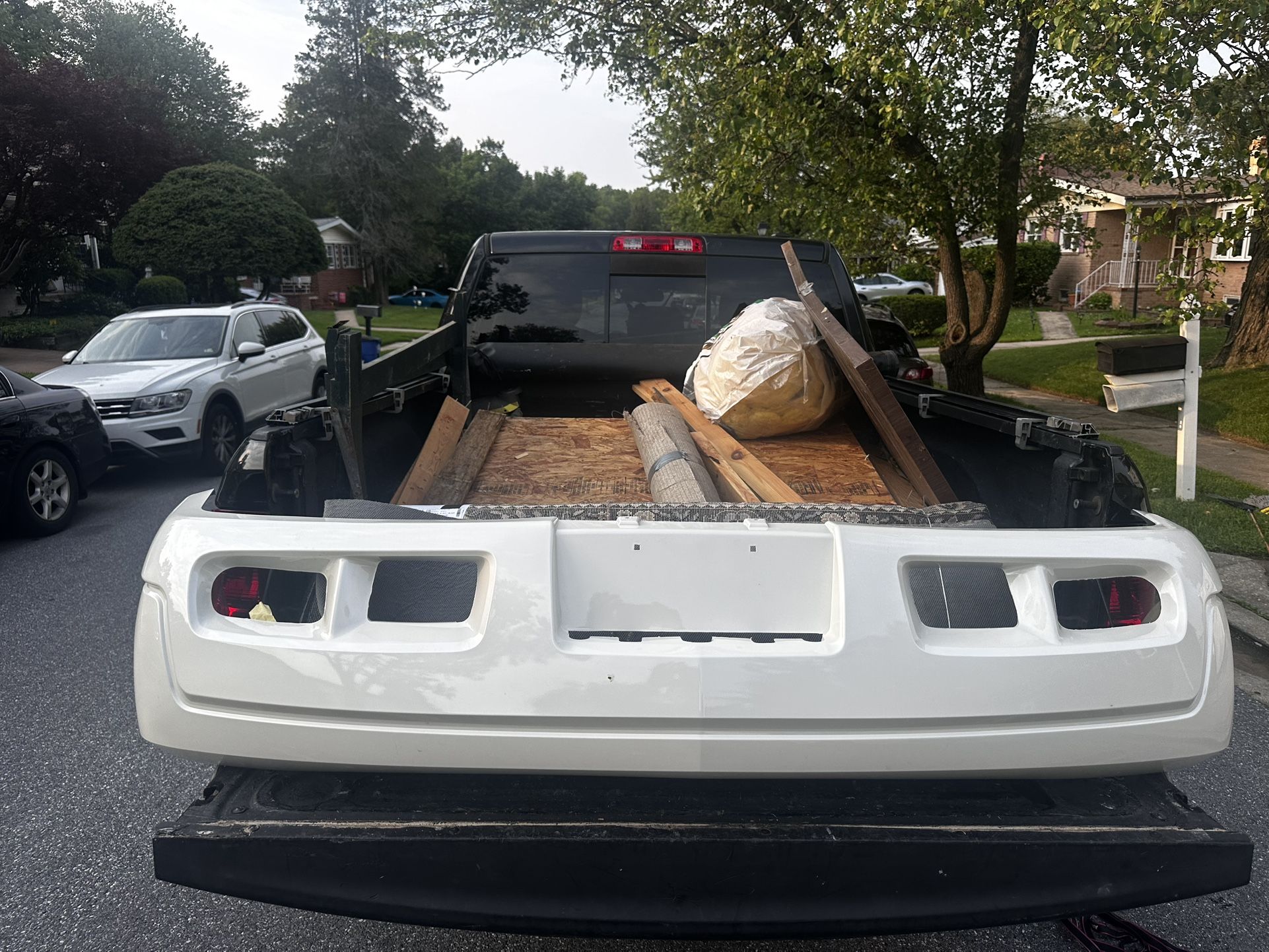 I have this bumper, it is for a 2002 escadila, it is new. 