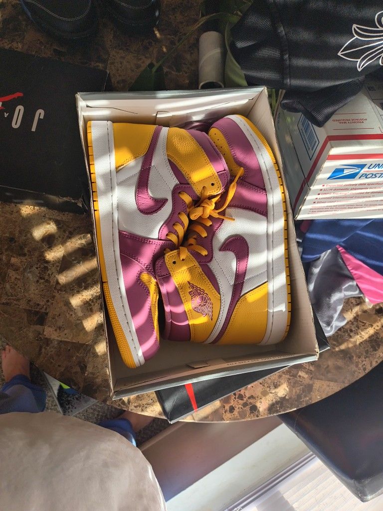 Jordan 1s Cotures And The Jordan 1s Lakers Great Shape Like New