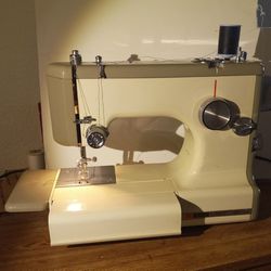  Kenmore Sewing Machine. 158.1040 "Famous Minnie Kenny"