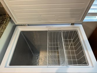 Hotpoint 6.9 cu ft Chest Freezer – Excellent Condition l