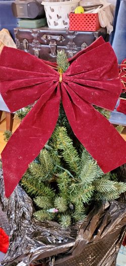 Wine And Gold Tree Decor