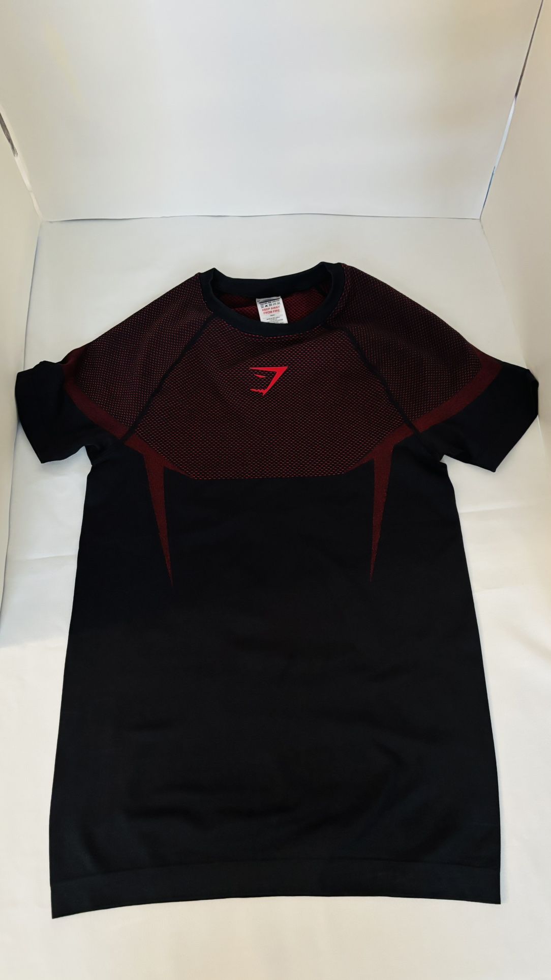 Gym Onyx 5.0 Seamless Short Sleeve T-Shirt - Black/Carmine Red (SMALL)