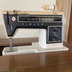 1970s Style Singer. Desk. Come Pick Up. Shoot Me An Offer.