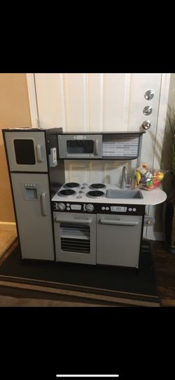 Kidkraft Kitchen NEW(nuevo) Includes Accessories