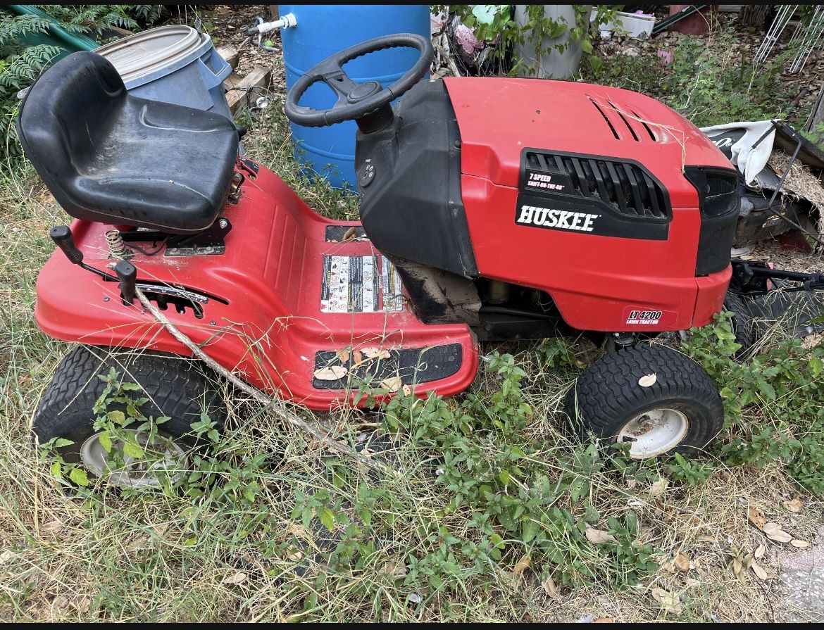 Riding lawnmower