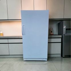 FREEZER ...   UPRIGHT FREEZER 110 V LIKE NEW 