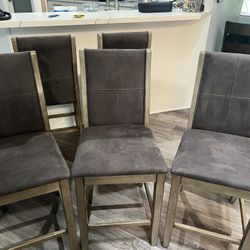 Table + 5 High Chairs