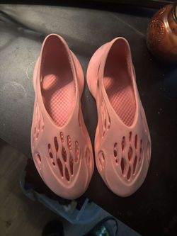 Yeezy Foam Runner 10.5 Pink