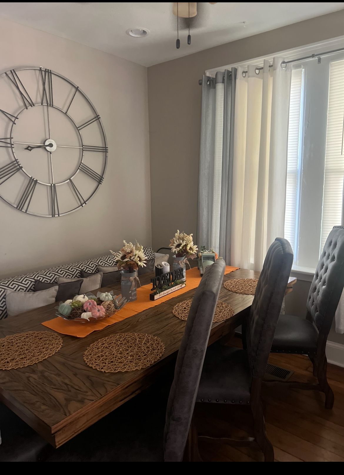 Good Condition Dining Room Table Set
