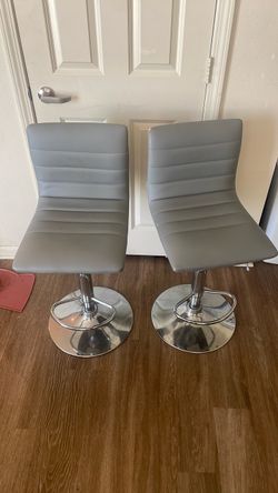 2 swivel bar stools
