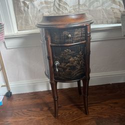 Beautiful Small toMedium size end table in good normal wear some little scratches that can be painted maybe but it’s part of normal use