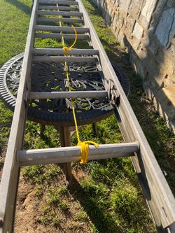 28 FT  Aluminum extension Ladder.