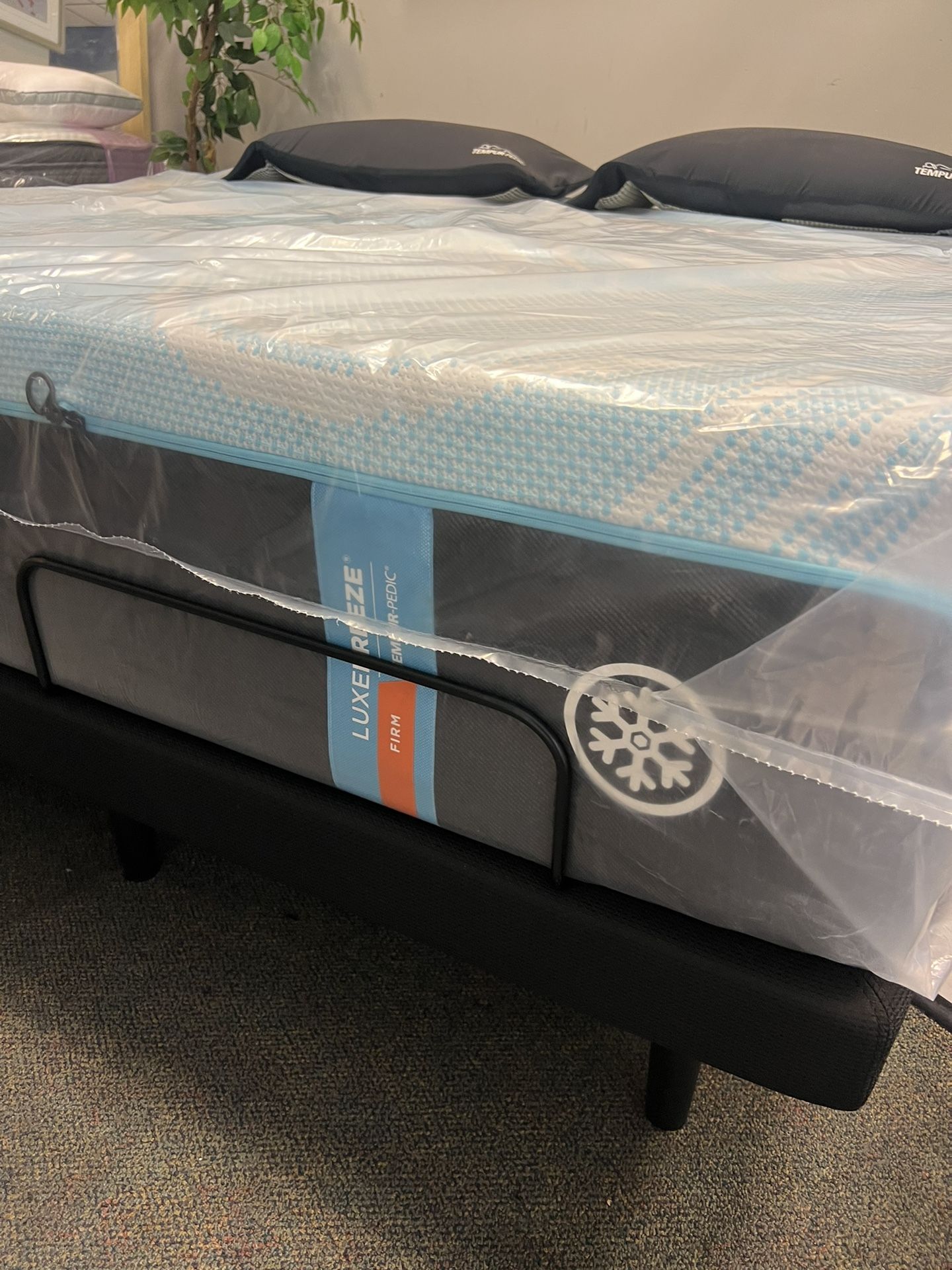 🔥Tempur luxe Breeze 2.0 Firm King $2000🔥