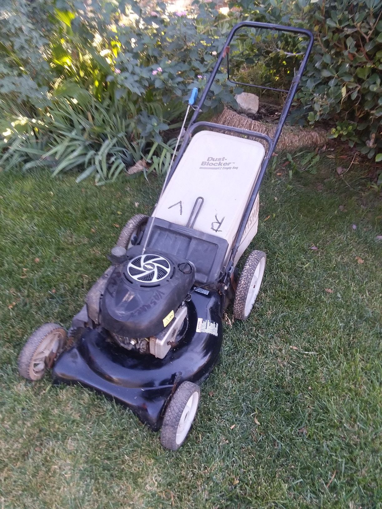 Lawn mower wirh bag runs great