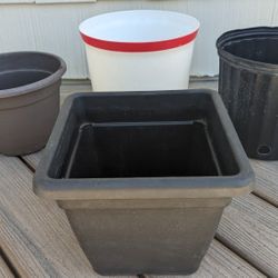 Set Of 4 Plastic Planters Flower Pots For Home Garden Porch Deck Indoor Outdoor Plants 