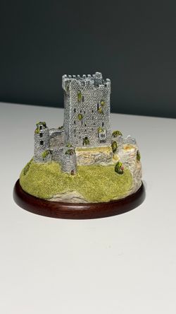Vintage Miniature Masterpieces The Musical Collection Castle Figurine - Hand Painted Music Box - With Box