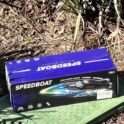 Brand new RC Boat with LED Lights - 2.4Ghz Remote Control Boat for Pool and Lakes, 360°Flip Stunt Racing Boat 