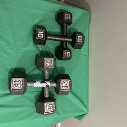 Set of 10 lb and 15 lb Pairs Hex Cast Iron Dumbbells In Excellent Condition 