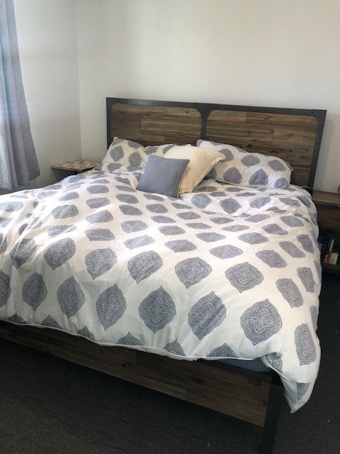 King bedroom set with box spring/mattress