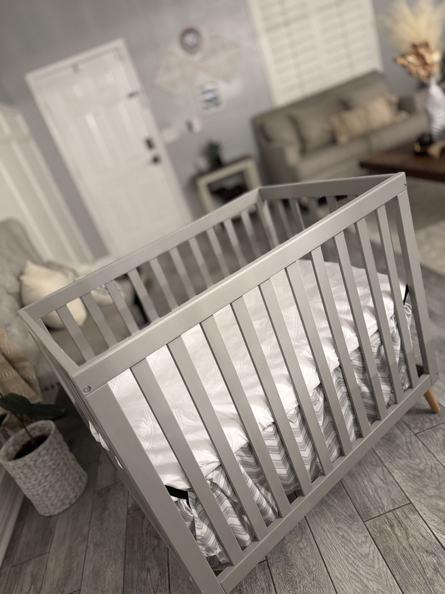 Delta Children Essex - 4-in-1 convertible crib, gray with natural legs