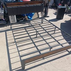 QUEEN SIZE METAL PLATFORM FRAME WITH OUTLET HEADBOARD