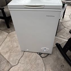 Insignia chest freezer 3.5 cu ft