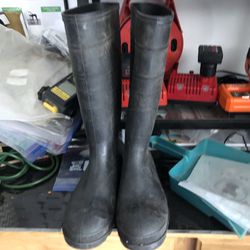Boots - Size U.S.9 No leaks, hardly worn. $10.00