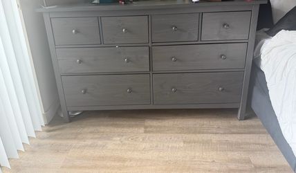 Gray 8-Drawer Dresser – Excellent Condition (PICKUP ONLY)