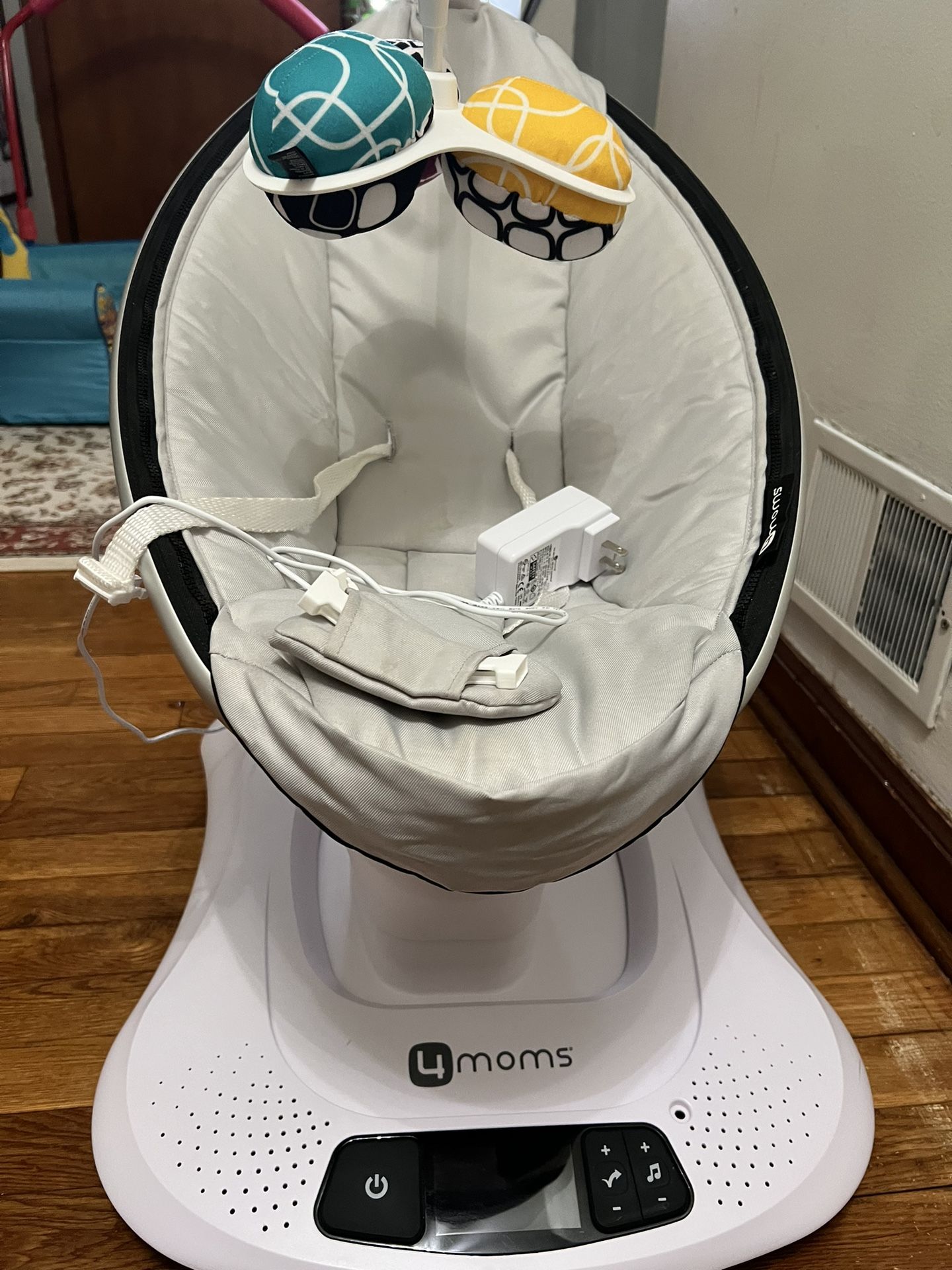 4 Moms Swing