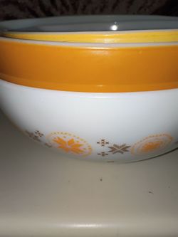 Three Pyrex mixing bowls