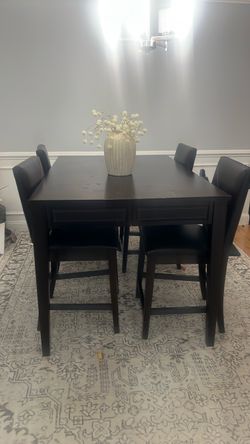 Dining Room Table & Chairs