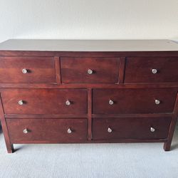 7-Drawer Solid Wood Dresser - Sturdy & Classic 