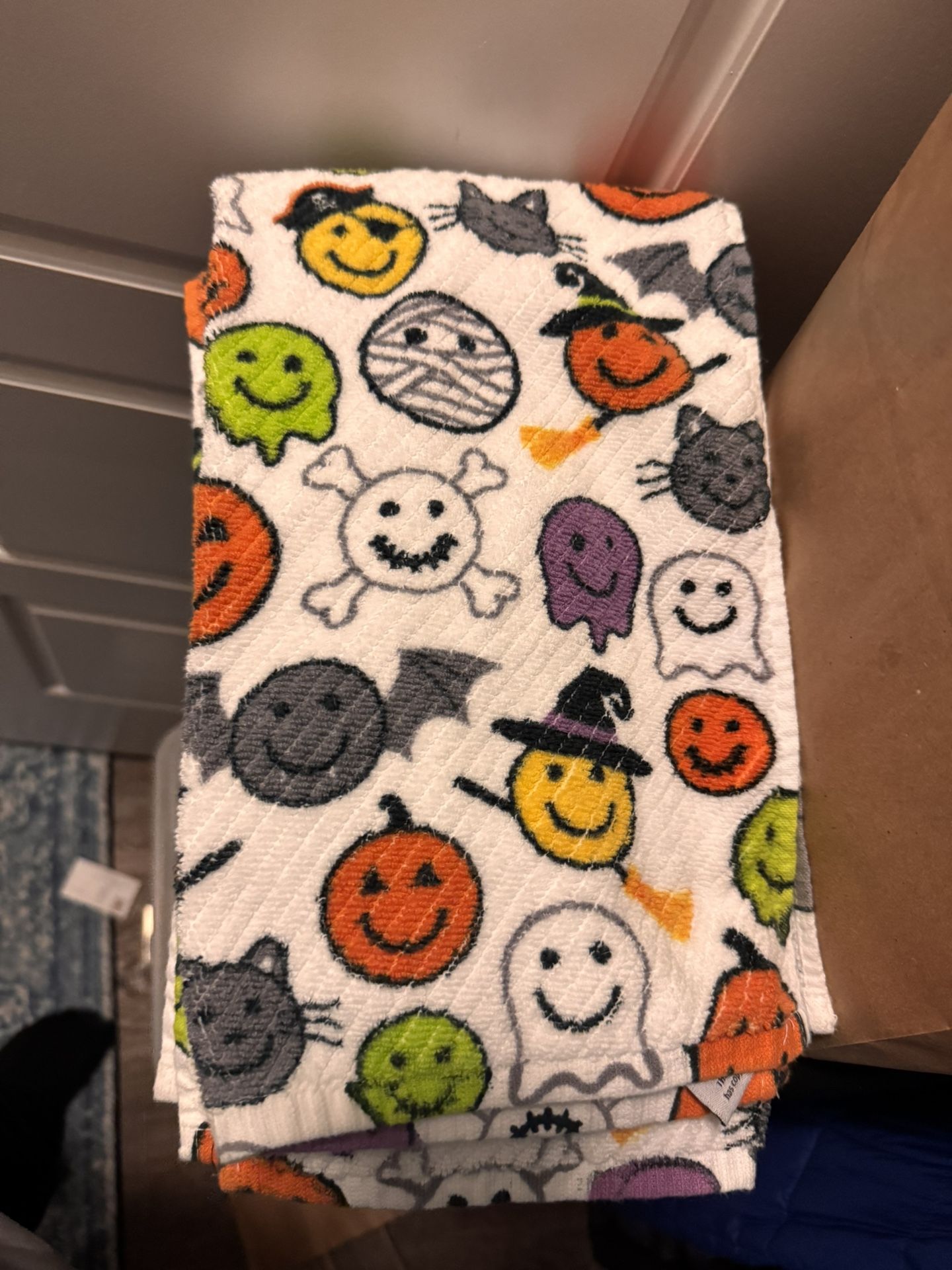 4 Halloween Hand Towels 