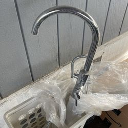 Bathtub Faucet With Shower Handle