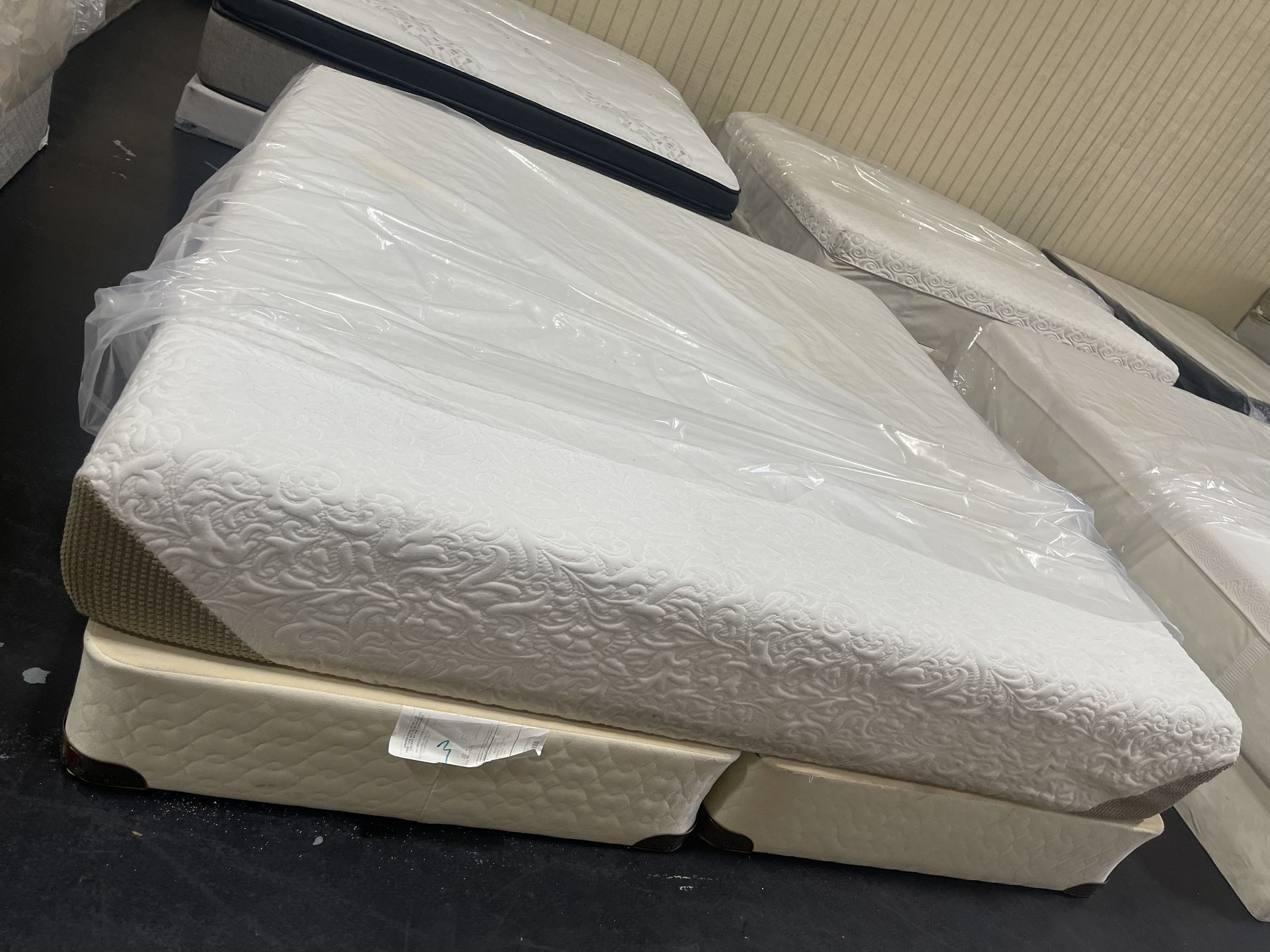 King Siz Serta Mattress And Boxpring 🐽