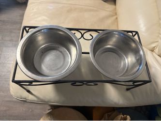 Small dog stairs, food bowls and Crate