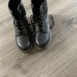 Dr Mortens Women’s Boot Size 7