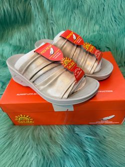 NIB So Lite by Easy Street Silver Seeker Slip-On Stretch Sandal for Women Size 7