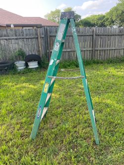 6 foot fiberglass step ladder like new