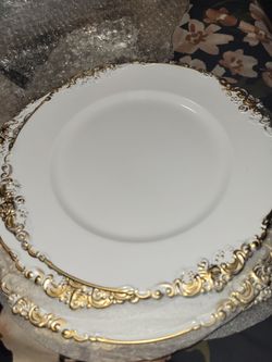Beautiful plastic plates great for dinner table 11 pack new and packed pick up in pomona $25