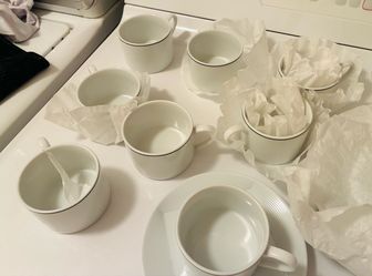 8 cup/saucer sets
