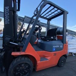 Ready To Work Toyota forklift newer model 
Outdoor tires
5,500 lb 