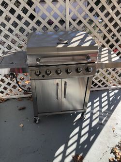 GRILL FOR SALE ONLY USED 2 TIMES LOOKING FOR A HAPPY HOME