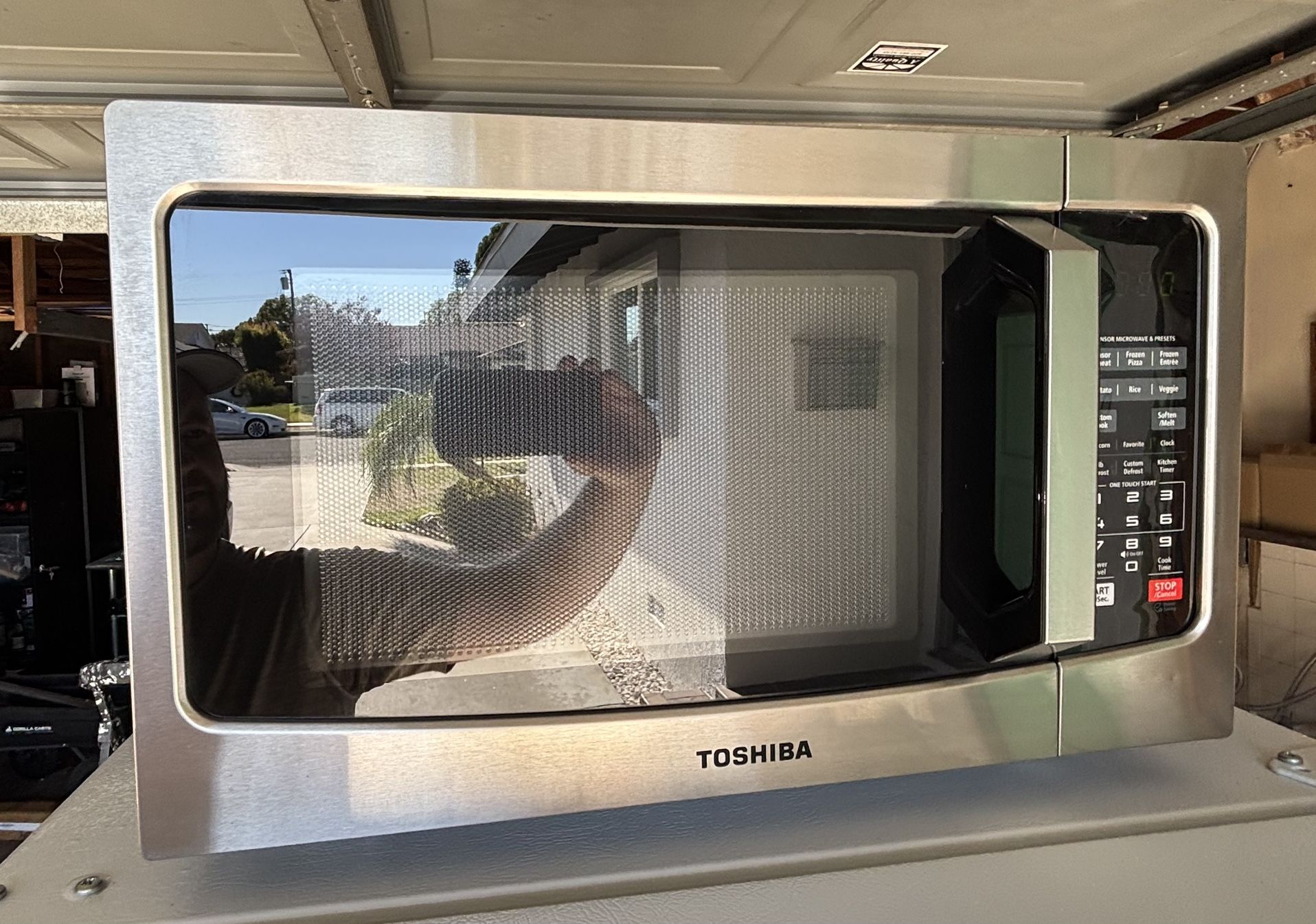 Toshiba 1.1cf 1000 Watt Microwave Stainless Steel - Great Condition